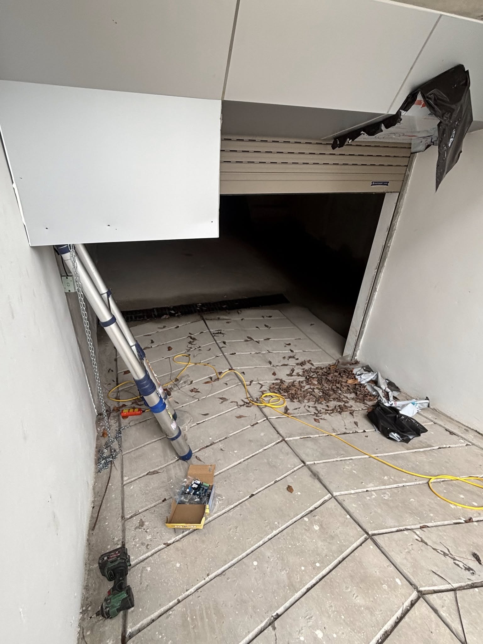 Thợ sửa cửa cuốn Thanh Hóa chuyên nghiệp đang kiểm tra motor cửa cuốn