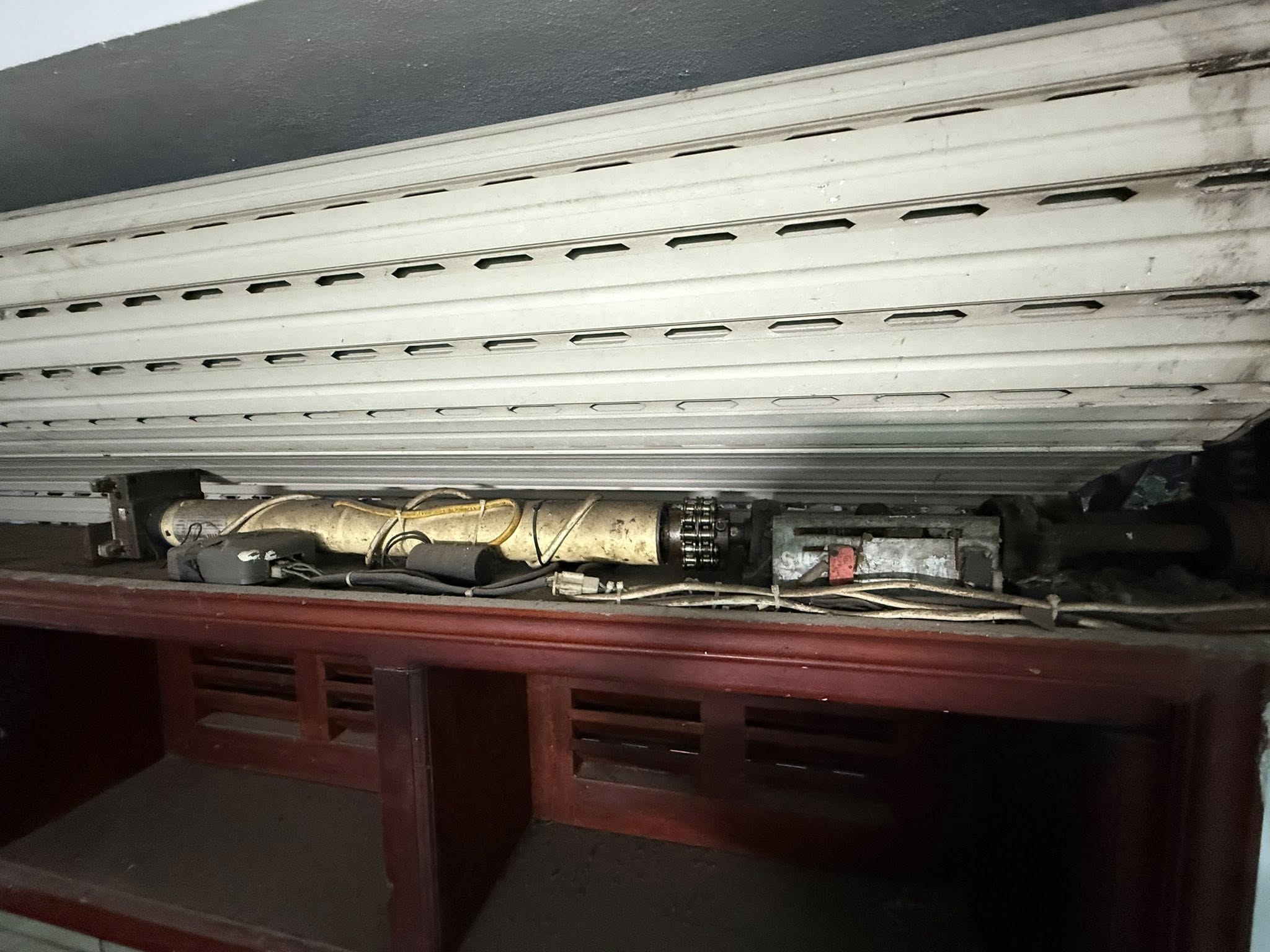 Thay thế bình lưu điện cửa cuốn chuyên nghiệp tại nhà