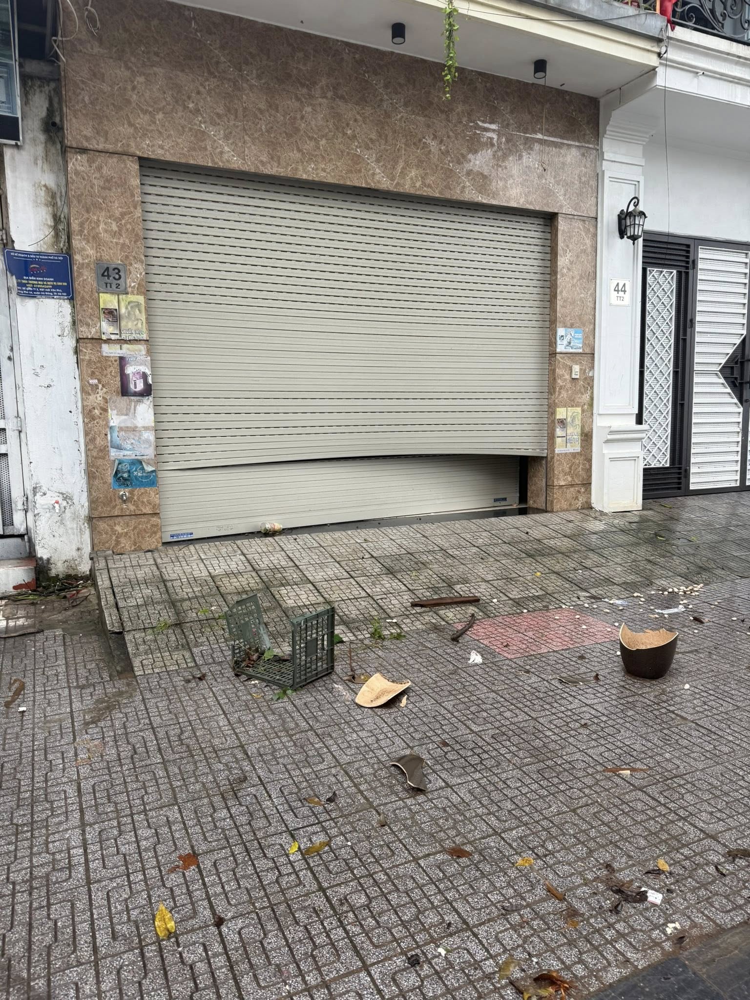 Thợ kỹ thuật thi công sửa chữa cửa cuốn khe thoáng nhanh chóng, an toàn